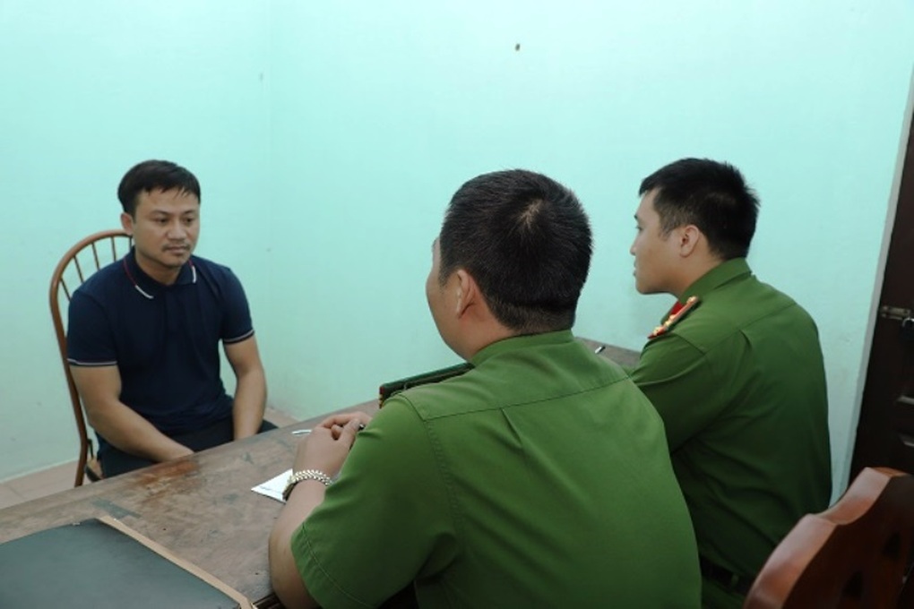 Khởi tố người đàn ông đấm phó trưởng công an xã - 1 Khởi tố người đàn ông đấm phó trưởng công an xã - 1