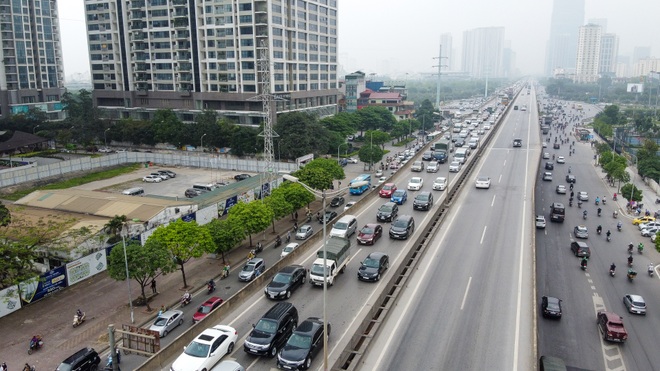 Hà Nội: Hình ảnh ô tô không lối thoát tại đường vành đai 3 trên cao - 12 Hà Nội: Hình ảnh ô tô không lối thoát tại đường vành đai 3 trên cao - 12