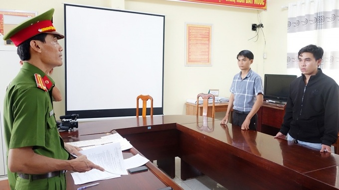 Cơ quan Công an thi hành lệnh bắt tạm giam Khoa và Đức. (Ảnh: Tiến Tầm/CA An Giang)
