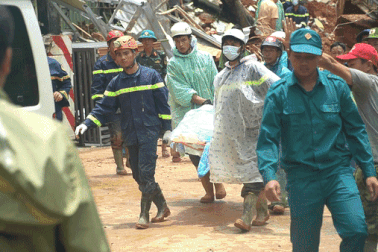 Đưa thi thể nạn nhân cuối ra khỏi hiện trường sạt lở đèo Bảo Lộc
