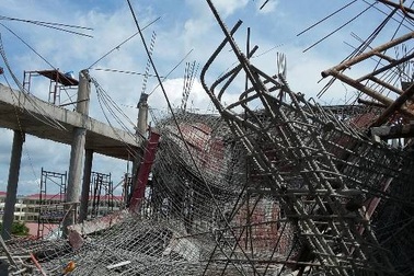 Sập giàn giáo chùa đang xây, 9 người nhập viện