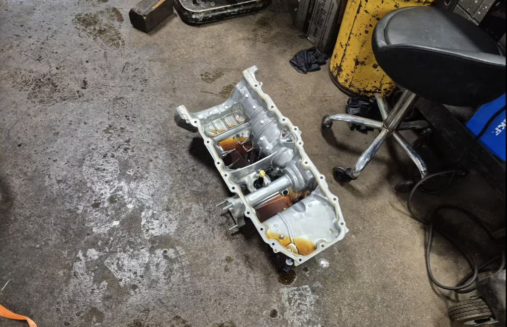 Tự thay dầu cho xe, chủ chiếc Mazda phải trả giá đắt gấp 50 lần - 1 Tự thay dầu cho xe, chủ chiếc Mazda phải trả giá đắt gấp 50 lần - 1