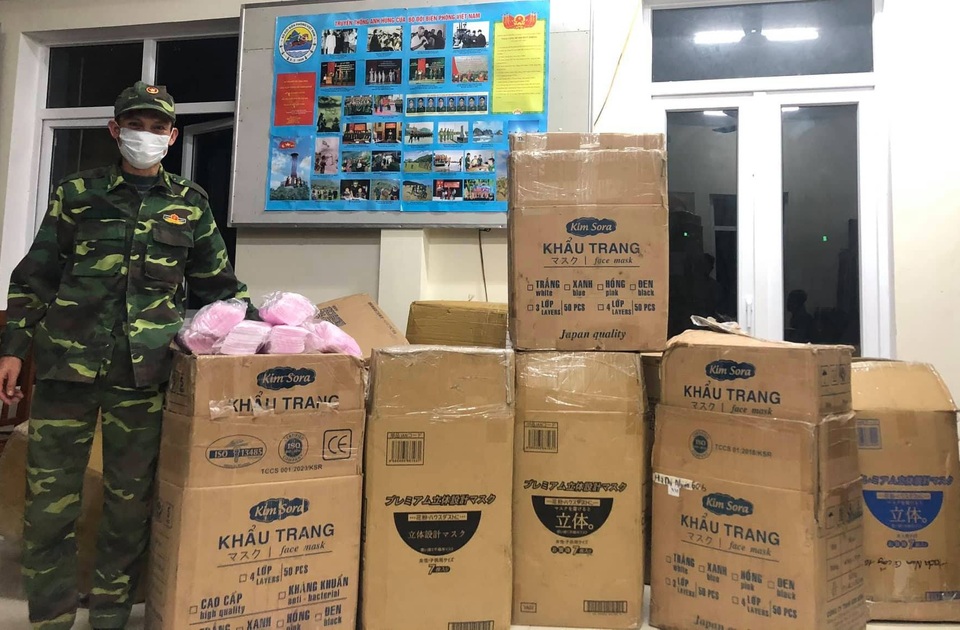 Phát hiện 2 vụ vận chuyển khẩu trang trong đêm, thu gần 150.000 chiếc - 1 Phát hiện 2 vụ vận chuyển khẩu trang trong đêm, thu gần 150.000 chiếc - 1