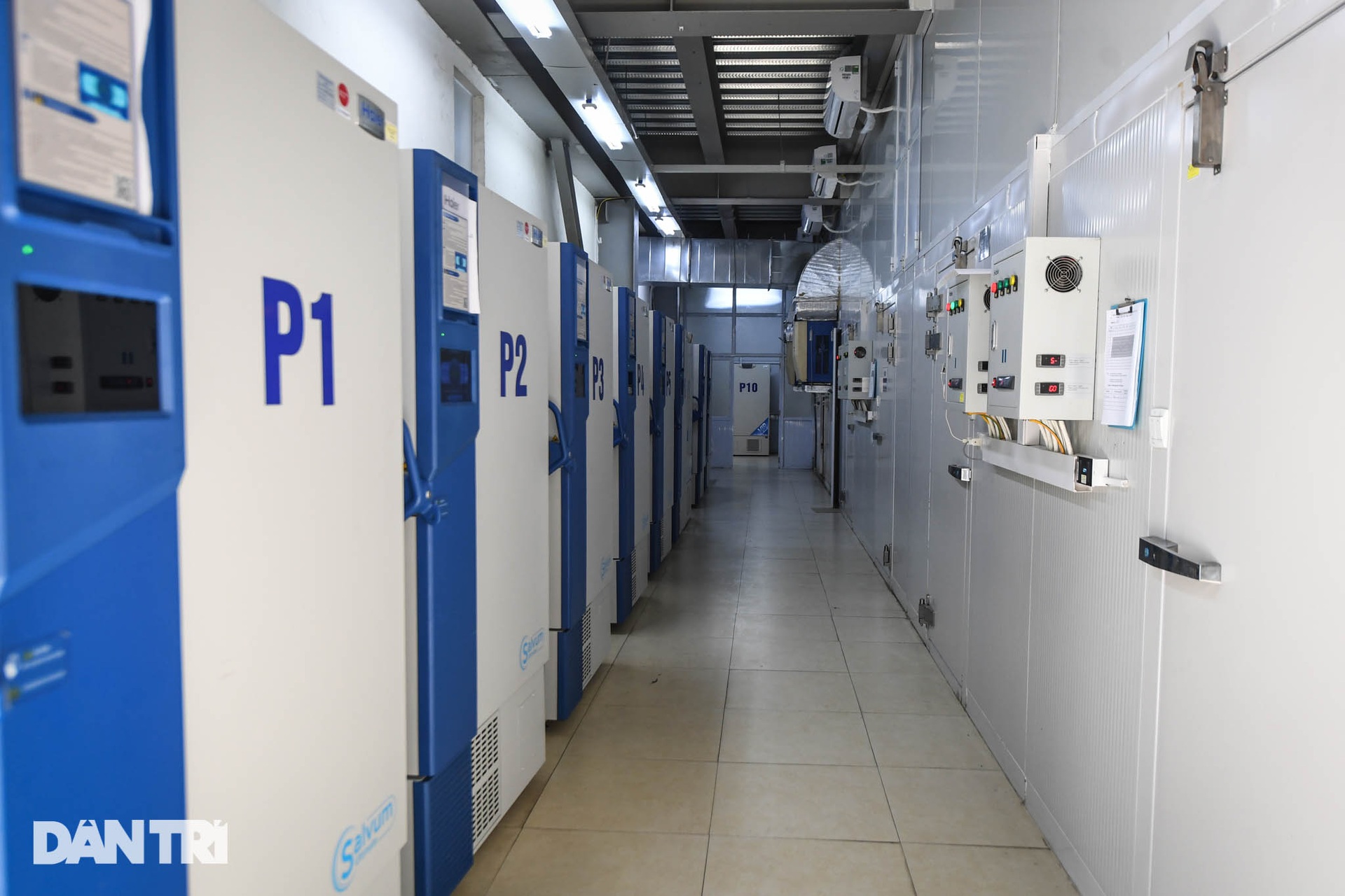 Bộ Y tế tiếp nhận 77 tủ lạnh âm sâu bảo quản vaccine Covid-19 từ Hoa Kỳ - 8 Bộ Y tế tiếp nhận 77 tủ lạnh âm sâu bảo quản vaccine Covid-19 từ Hoa Kỳ - 8