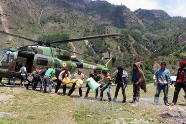Nepal đưa hàng cứu trợ động đất tới khu vực hẻo lánh