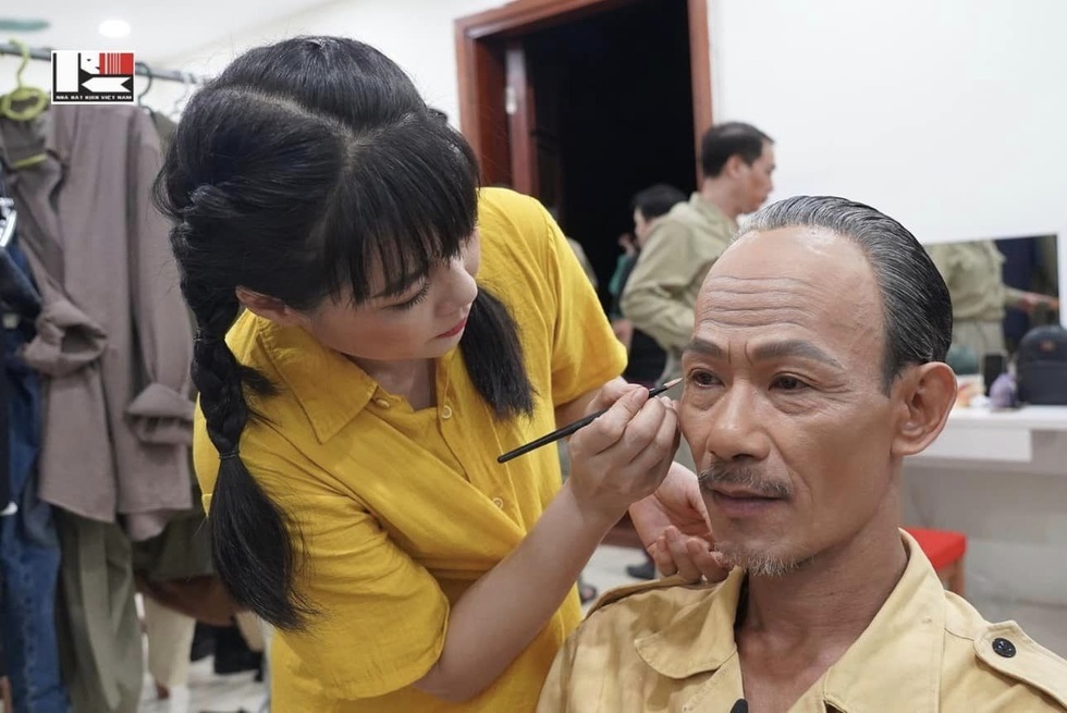 Nghệ sĩ 15 năm đóng Bác Hồ từng khóc trên sân khấu, kể hậu trường hóa trang - 5 Nghệ sĩ 15 năm đóng Bác Hồ từng khóc trên sân khấu, kể hậu trường hóa trang - 5
