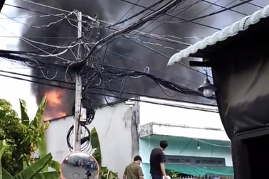 Cháy vựa ve chai trong hẻm ở TPHCM