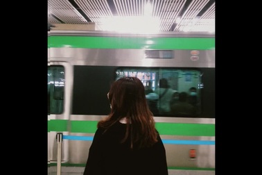 Cảnh đoàn tàu chạy qua mang đậm chất diện ảnh