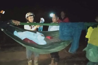 16 thanh niên xuyên đêm khiêng nữ bệnh nhân vượt 40km đi cấp cứu