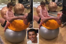 C.Ronaldo để lại ấn tượng với hình ảnh chăm con gái ngọt ngào