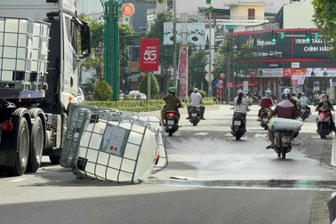 Thùng chứa chất lạ đổ tràn xuống đường khiến người dân nhức đầu, buồn nôn