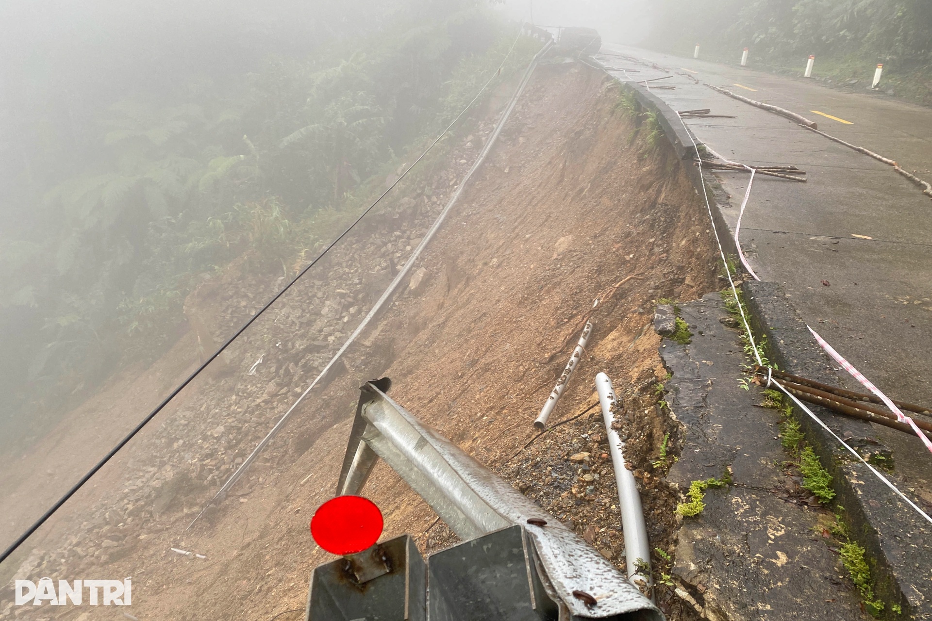 Cầu bị xô nghiêng, sạt lở bủa vây đường, nhà dân trên đỉnh Trường Sơn - 8
