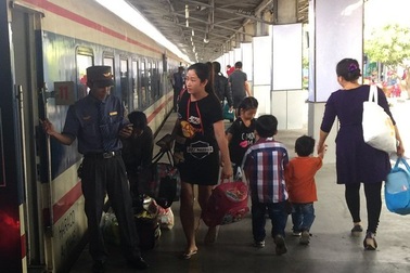 Nam tiếp viên đỏ mặt đỡ đẻ cho sản phụ trên tàu