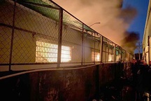 Hàng trăm lính cứu hỏa chữa cháy xuyên đêm tại kho hàng 7.000m2