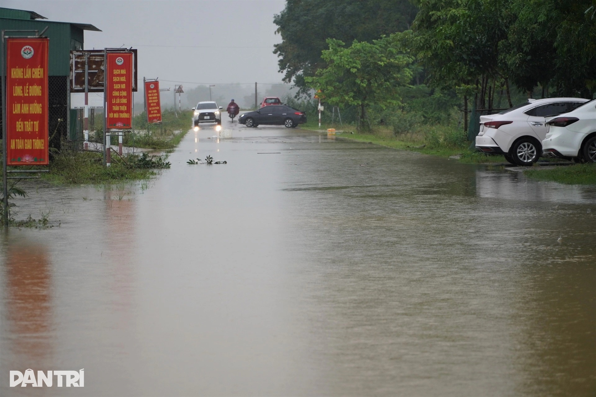 View - Nơi người dân trắng đêm canh nước, chạy lũ 2 lần trong 4 ngày | Báo Dân trí