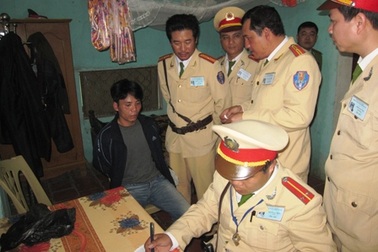 CSGT bắt đối tượng trộm cắp, vận chuyển ma túy