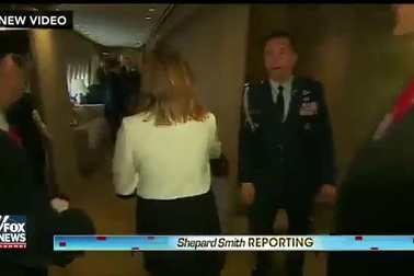 Ông Trump lần đầu khoe phòng làm việc trên chuyên cơ "Không lực Một"