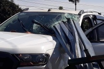 Kinh hãi cảnh cả bó sắt trên xe công nông xuyên thủng ô tô