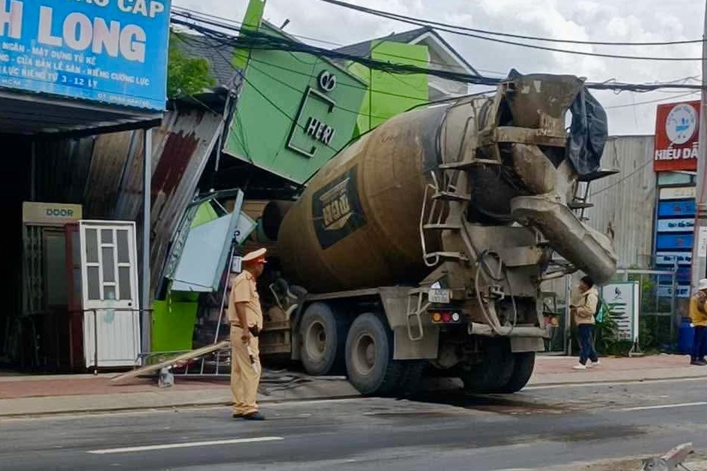 Xe bồn lao vào tiệm làm tóc bên đường ở TPHCM - 1 Xe bồn lao vào tiệm làm tóc bên đường ở TPHCM - 1