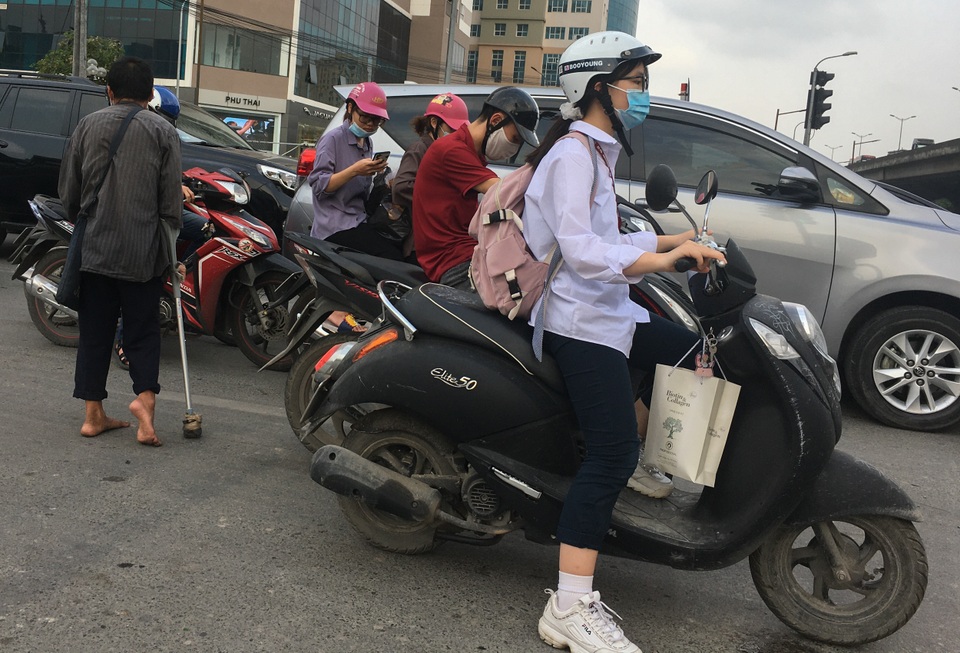 Cái bang kiếm ăn ở Hà Nội: Liệu lòng tốt có được đặt đúng chỗ? - 4 Cái bang kiếm ăn ở Hà Nội: Liệu lòng tốt có được đặt đúng chỗ? - 4