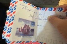 Bỏ quên 5 phong bì nguyên tiền bên trong và cái kết ấm lòng ngày cuối năm