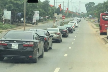 Tạm đình chỉ phó giám đốc bệnh viện tổ chức lễ cưới cho con giữa mùa dịch