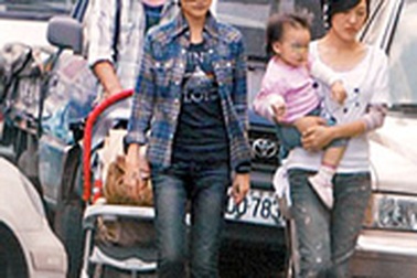 Châu Du Dân "tập sự" làm bố