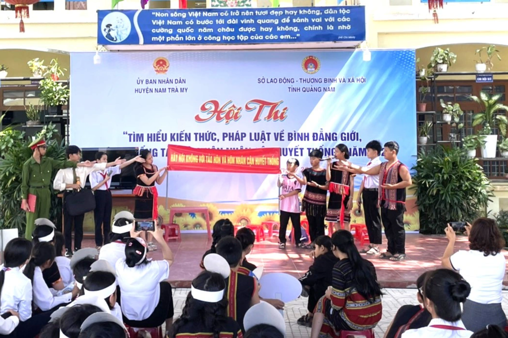 Học sinh miền núi tìm hiểu về bình đẳng giới, tảo hôn, hôn nhân cận huyết - 1 Học sinh miền núi tìm hiểu về bình đẳng giới, tảo hôn, hôn nhân cận huyết - 1