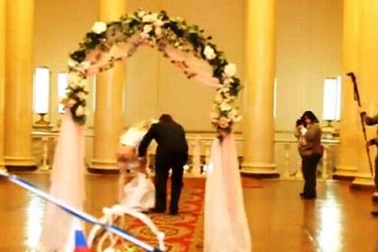 Hi hữu cô dâu bị… tụt váy trong ngày cưới