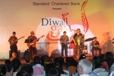 Doanh nhân Ấn Độ tặng 10.000 USD cho người nghèo