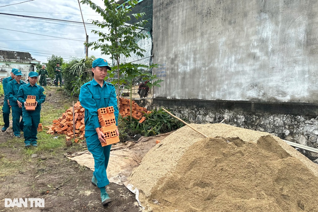 Khởi công nhà Nhân ái tặng bà cụ lủi thủi trong căn nhà xiêu vẹo ở Đắk Lắk - 5 Khởi công nhà Nhân ái tặng bà cụ lủi thủi trong căn nhà xiêu vẹo ở Đắk Lắk - 5