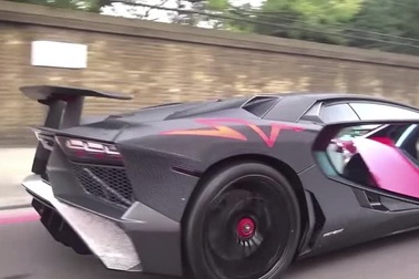 Chiếc Lamborghini Aventador SV phủ kín pha lê lấp lánh