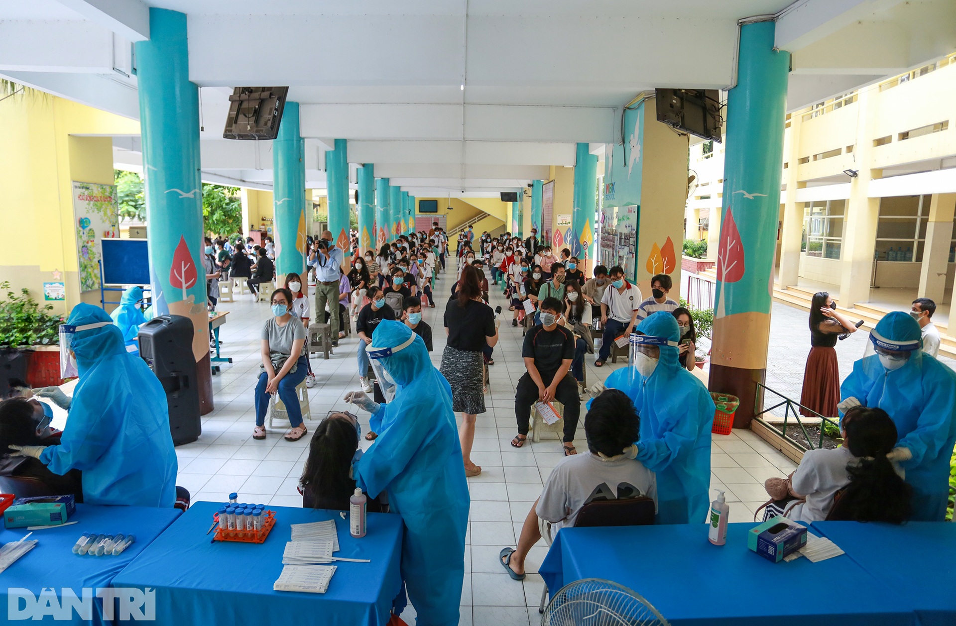 Xét nghiệm Covid-19 cho 110.000 sĩ tử TPHCM trước kỳ thi tốt nghiệp THPT - 6 Xét nghiệm Covid-19 cho 110.000 sĩ tử TPHCM trước kỳ thi tốt nghiệp THPT - 6