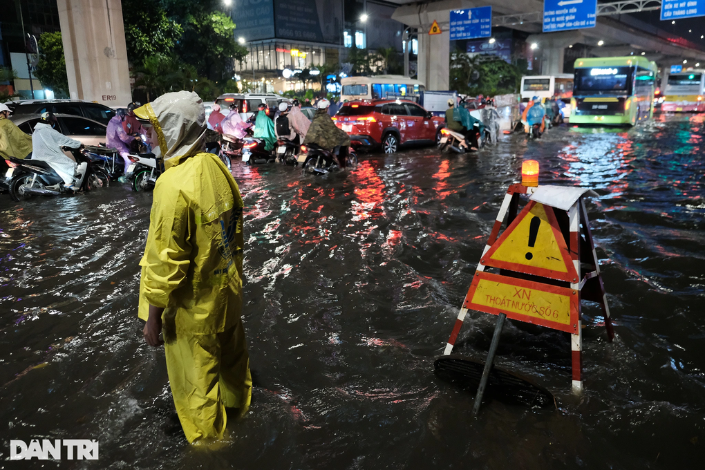 Nhiều nơi ở Hà Nội ngập trong biển nước sau cơn mưa lớn - 16 Nhiều nơi ở Hà Nội ngập trong biển nước sau cơn mưa lớn - 16
