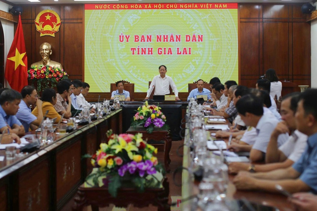 Dừng họp lo chống bão Kalmaegi, không để cảnh cứu người dân trên nóc nhà - 1