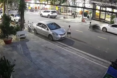 Bé trai gặp tai nạn nghiêm trọng vì bất ngờ chạy băng qua đường