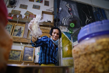 Chàng "nghệ sĩ" bán bánh tráng trộn thu nhập 20 triệu đồng/tháng