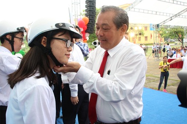 Phó Thủ tướng đội mũ bảo hiểm cho học sinh trong ngày khai giảng