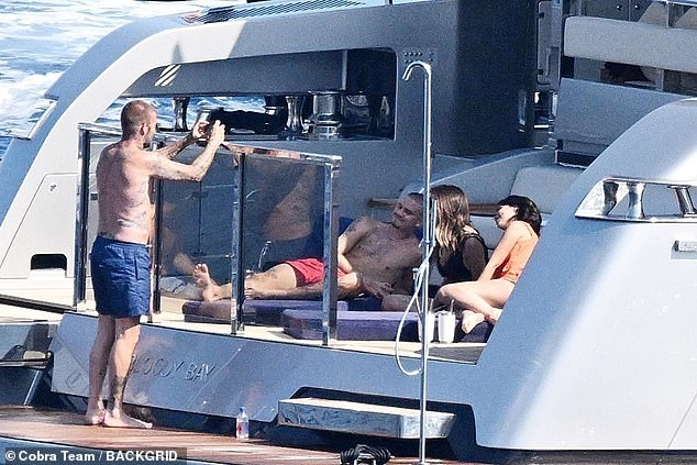 Gia đình Beckham tận hưởng kỳ nghỉ dưỡng trên siêu du thuyền - 4 Gia đình Beckham tận hưởng kỳ nghỉ dưỡng trên siêu du thuyền - 4