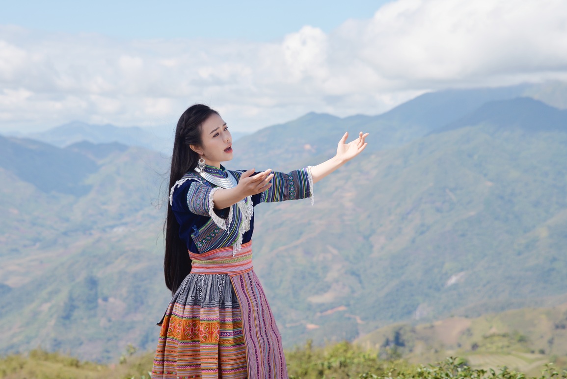 Quán quân Sao Mai Lương Hải Yến gây xúc động với MV về trẻ em vùng cao - 2 Quán quân Sao Mai Lương Hải Yến gây xúc động với MV về trẻ em vùng cao - 2