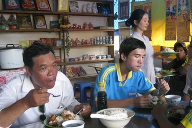 Quán cơm chay miễn phí ấm lòng người dân và học trò nghèo