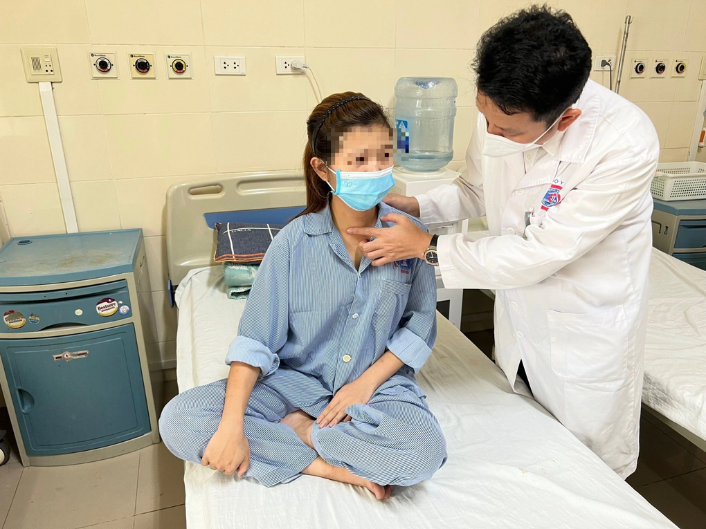 Lần đầu tiên Việt Nam mổ ung thư tuyến giáp bằng robot, không để lại sẹo - 1 Lần đầu tiên Việt Nam mổ ung thư tuyến giáp bằng robot, không để lại sẹo - 1