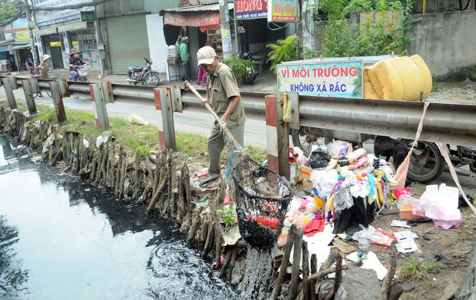 Người thương binh mỗi ngày vớt hàng trăm kg rác giải cứu dòng kênh - 2 Người thương binh mỗi ngày vớt hàng trăm kg rác giải cứu dòng kênh - 2