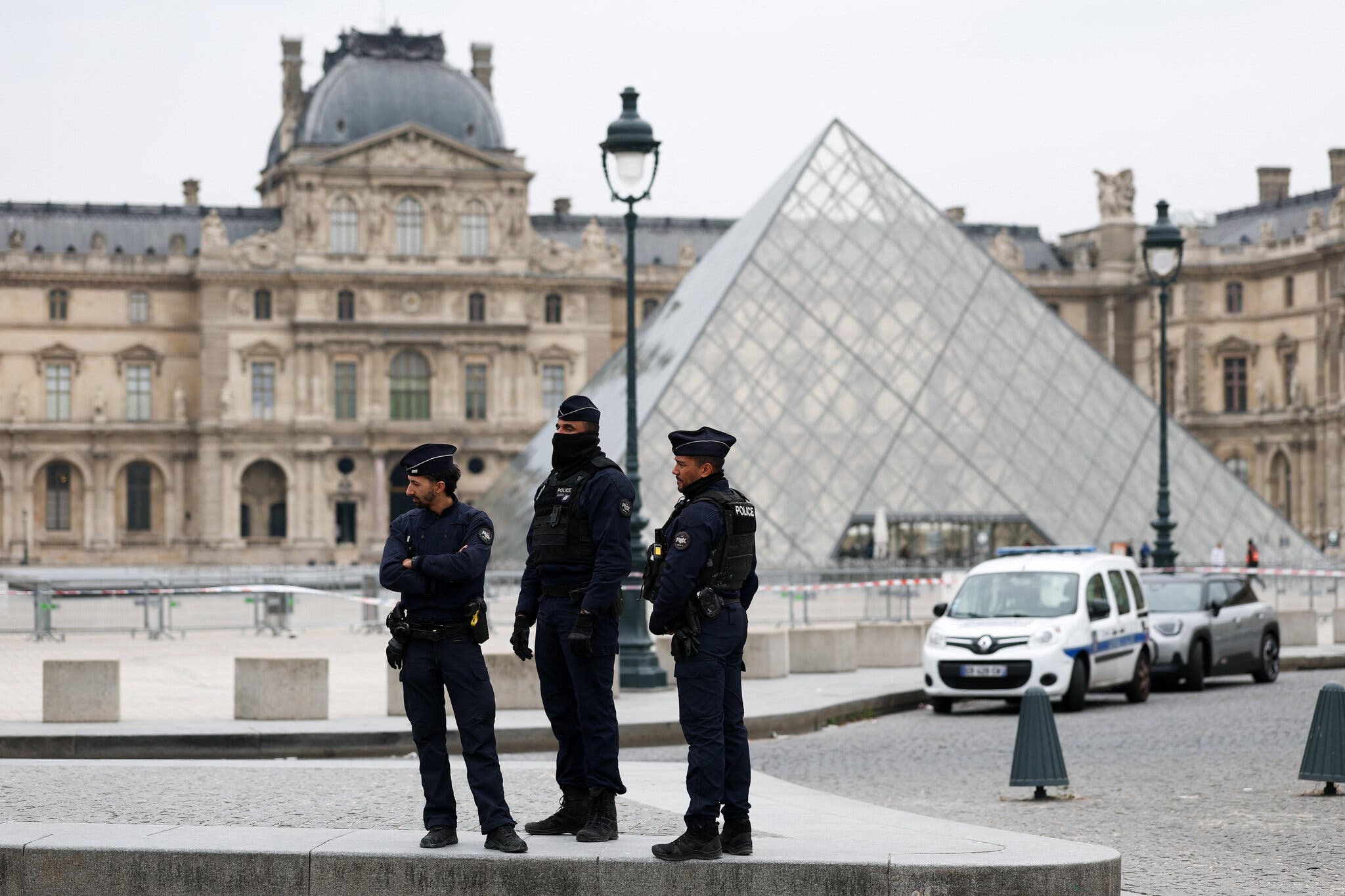 Băng cướp đột nhập Bảo tàng Louvre, lấy đi nhiều trang sức giá trị - 1