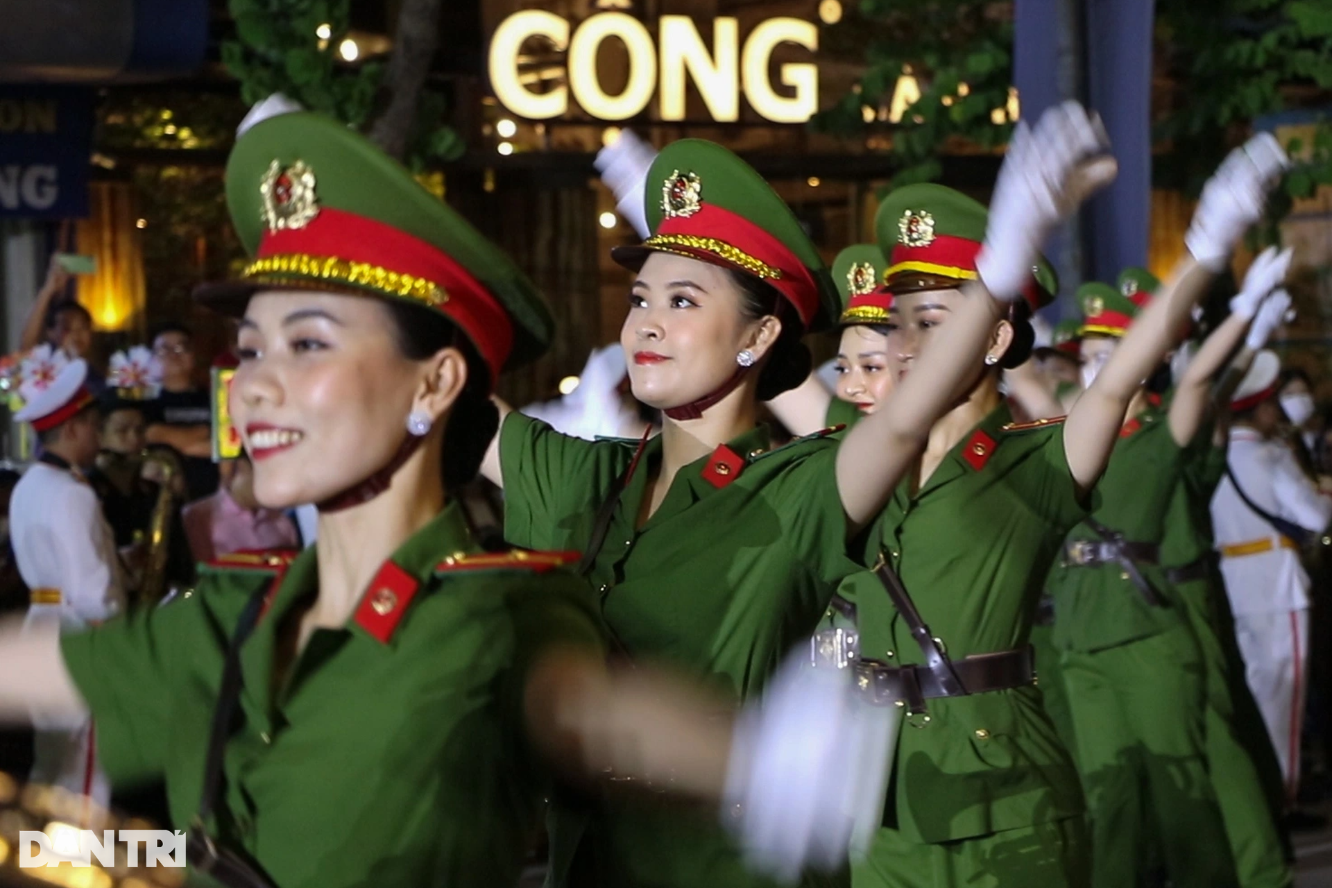 Đoàn nghi lễ Công an nhân dân lần đầu tiên biểu diễn trên quê Bác - 6 Đoàn nghi lễ Công an nhân dân lần đầu tiên biểu diễn trên quê Bác - 6