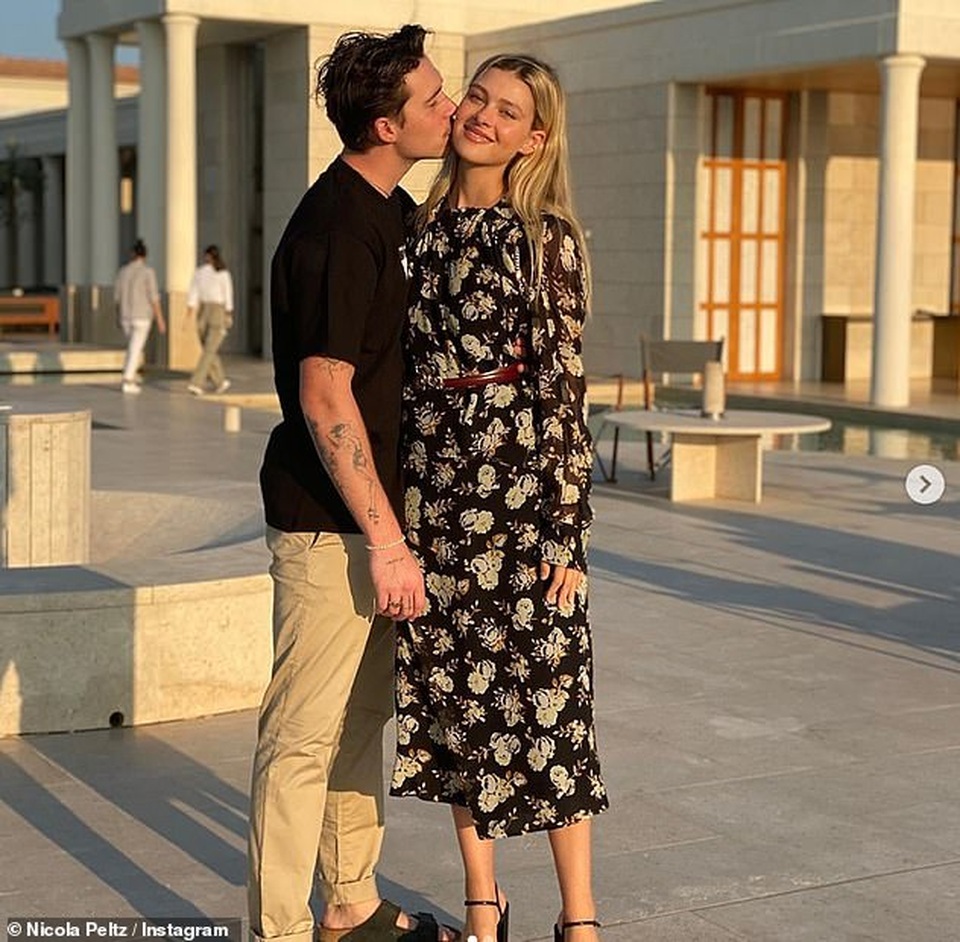 Brooklyn Beckham đưa bạn gái ghé cửa hàng thời trang của mẹ - 5 Brooklyn Beckham đưa bạn gái ghé cửa hàng thời trang của mẹ - 5
