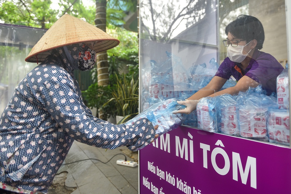 Hà Nội: ATM mỳ tôm, trứng gà trao yêu thương tới người nghèo - 7 Hà Nội: ATM mỳ tôm, trứng gà trao yêu thương tới người nghèo - 7