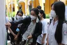 Kỳ lạ chương trình học ngày càng khó, học sinh lại toàn điểm 9, 10