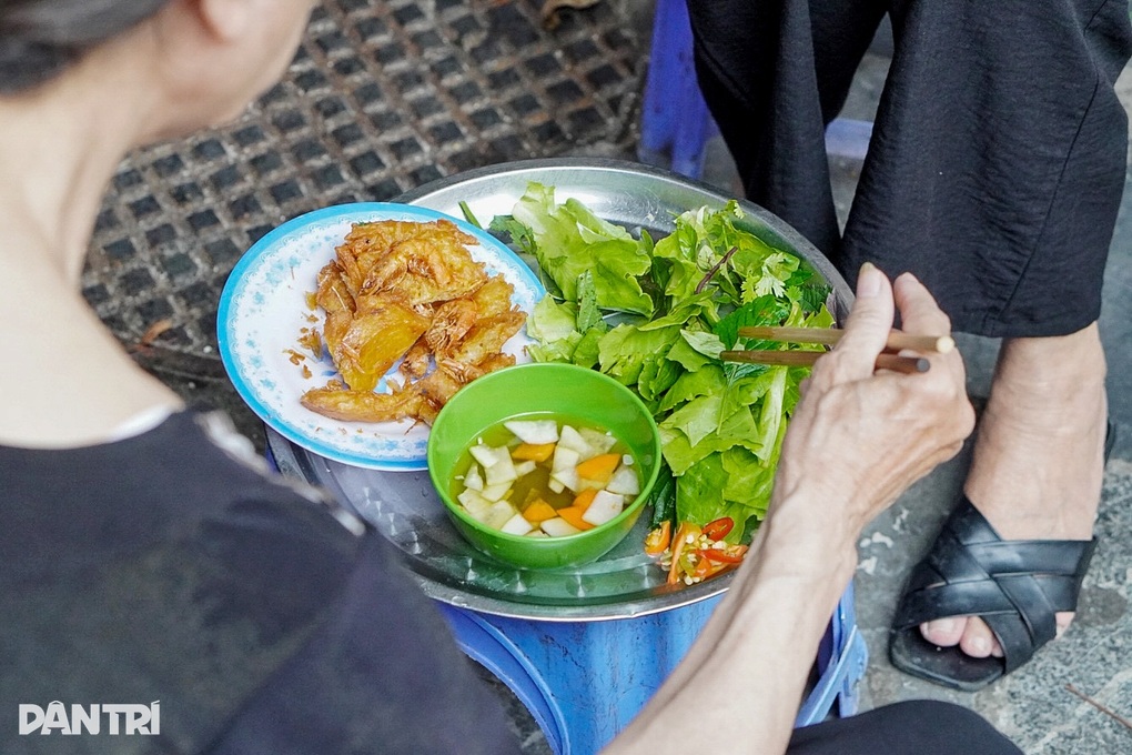 Quán bánh tôm muốn thưởng thức cần may mắn ở ngõ chợ Đồng Xuân - 3 Quán bánh tôm muốn thưởng thức cần may mắn ở ngõ chợ Đồng Xuân - 3