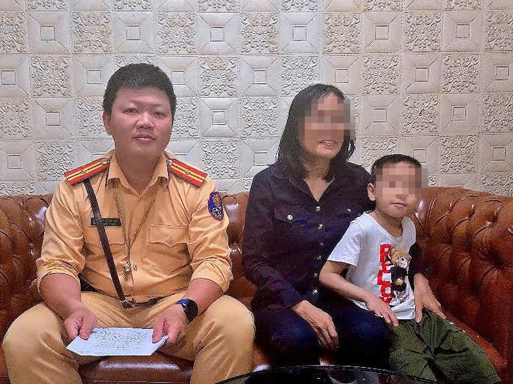 CSGT hỗ trợ bé trai 6 tuổi đi lạc ở bến xe Mỹ Đình về với bố mẹ - 1 CSGT hỗ trợ bé trai 6 tuổi đi lạc ở bến xe Mỹ Đình về với bố mẹ - 1